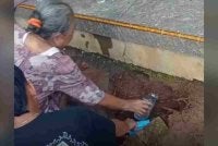 Penduduk berpusu-pusu mengambil air berkenaan. Foto: Jawa Post