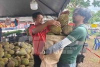 Pelanggan mengisi durian dalam guni sekali boleh.