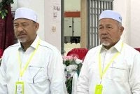 Tuan Ibrahim (kanan) yang hadir pada mesyurat di Pasir Mas.
