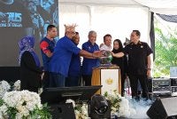 Manndzri (lima dari kanan) dan Ahmad Zahid (empat dari kanan) melancarkan Majlis Perasmian Program RISDA Agromajestic Negeri Johor 2026 di Dataran Kejat, Bandar Tenggara.