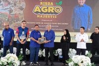 Ahmad Zahid (empat dari kanan) melancarkan Program RISDA Agromajestic Negeri Johor 2026 di Dataran Kejat, Bandar Tenggara.