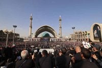 Orang ramai menghadiri upacara penghormatan terakhir Pemimpin Tertinggi Iran, Ayatollah Ali Khamenei di Grand Mosalla, Teheran. - FOTO: AFP