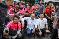 Anwar (tengah) bergambar dengan penghantar makanan Food Panda pada Program Kita Genk Madani Johor di Kulai. Foto Bernama