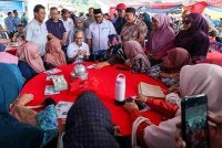 Fahmi hadir pada Program Ramah Mesra bersama penduduk Kampung Istana di Balai Raya Kampung Istana, pada Sabtu. Foto Bernama