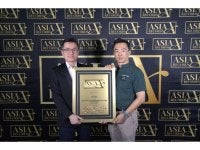 Pengasas Evotooth Platinum Sdn Bhd, Dr Martin Ong(kanan) berbesar hati menerima pengiktirafan yang disifatkan sebagai bukti komitmen syarikat dalam memajukan bidang penjagaan kesihatan mulut.