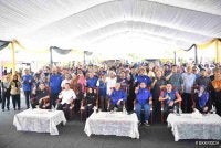 Ahmad Zahid (empat dari kiri), Manndzri (lima dari kiri) bersama tetamu yang hadir pada Majlis Perasmian Program RISDA Agromajestic Negeri Johor 2026 di Dataran Kejat, Bandar Tenggara pada Sabtu.