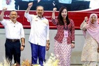 Anwar Ibrahim (dua dari kiri) bergambar dengan calon-calon Pakatan Harapan bagi kerusi DUN N40 Tiram, Nor Zulaila Abd Ghani (kanan), N41 Puteri Wangsa, Dr Maszlee Malik (kiri) dan N43 Permas, Teo Siew Hui (dua dari kanan) pada Majlis Makan Malam dan Dialog PMX Bersama Masyarakat Cina di Eco Spring, pada Sabtu. Foto Bernama 