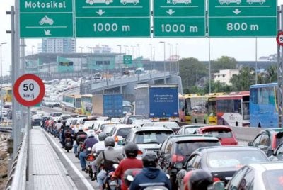 Kurangkan masa menunggu di sempadan mampu beri impak ekonomi segera. Gambar hiasan