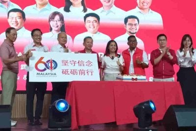 Nie Ching (empat dari kanan) menghadiri majlis makan malam kutipan dana bagi kerusi Dewan Undangan Negeri (DUN) Bukit Permai dan DUN Senai.