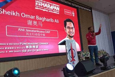 Sheikh Umar berucap pada majlis makan malam kutipan dana bagi DUN Bukit Permai dan DUN Senai.