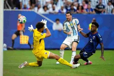 Messi meledak gol pembukaan Argentina pada minit ke-29. Foto: Agensi