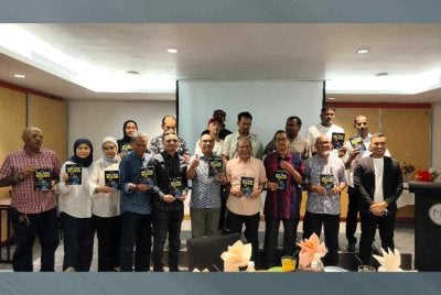 Zainol Fadzi (depan, tengah) bersama individu yang pernah berada ketika era Weigang sempena pelancaran buku Karl-Heinz Weigang Kisah di Sebalik Tabir, di Bumi Perak di sini baru-baru ini.