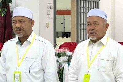 Tuan Ibrahim (kanan) yang hadir pada mesyurat di Pasir Mas.
