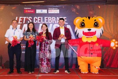 Dari kiri; Penolong Pengurus Besar IOI Mall Damansara, Edmund Tan; Pengarah Eksekutif IOI Foundation, Datin Joanne Wong; Pengasas Bersama MicFront, Dr Jolynn Ch’ng dan Pengasas Bersama MicFront, Mas Mahathir ketika merasmikan "Let’s Celebrate Malaysia: Largest Public Speaking Event” di IOI Mal Damansara di sini pada Sabtu. FOTO: SINAR HARIAN / MOHD HALIM ABDUL WAHID.