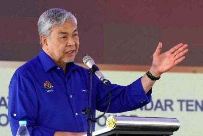 Timbalan Perdana Menteri Datuk Seri Dr Ahmad Zahid Hamidi berucap pada Perasmian Program RISDA Agromajestic Negeri Johor 2026 di Dataran Kejat, Bandar Tenggara hari ini
pada Sabtu. Foto Bernama. 
