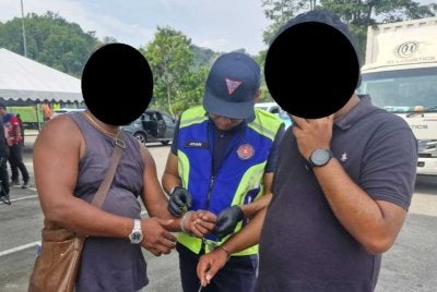 Dua pemandu ditahan selepas ujian saringan awal didapati positif dadah pada Sabtu. Foto JPJ KL