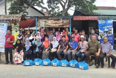 Penerima-penerima sumbangan bergambar selepas selesai penyampaian. - FOTO: Yayasan Che Mas