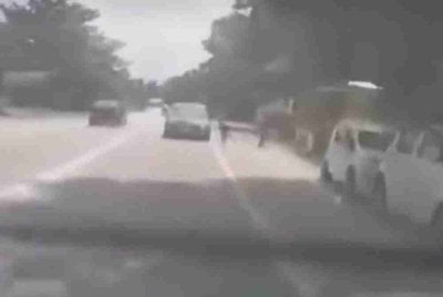 Seorang murid prasekolah di SK Seri Geliga cedera parah dalam kemalangan ketika melintas jalan berhadapan sekolahnya. Foto tular