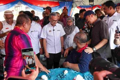 Fahmi hadir pada Program Ramah Mesra bersama penduduk Kampung Istana di Balai Raya Kampung Istana, pada Sabtu. Foto Bernama 