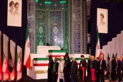 Pegawai tempatan dan asing berjalan melepasi keranda pemimpin tertinggi Iran Ayatollah Ali Khamenei, serta ahli keluarganya selepas memberikan penghormatan terakhir di Grand Mosalla, Teheran, pada 3 Julai 2026. - Foto AFP