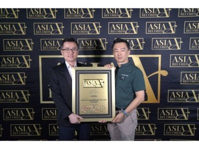 Pengasas Evotooth Platinum Sdn Bhd, Dr Martin Ong(kanan) berbesar hati menerima pengiktirafan yang disifatkan sebagai bukti komitmen syarikat dalam memajukan bidang penjagaan kesihatan mulut.