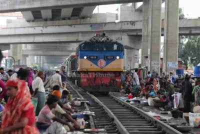 Kereta api melintasi laluan berkenaan setiap 5 hingga 10 minit. Foto Dhaka Tribune.