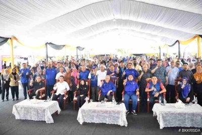 Ahmad Zahid (empat dari kiri), Manndzri (lima dari kiri) bersama tetamu yang hadir pada Majlis Perasmian Program RISDA Agromajestic Negeri Johor 2026 di Dataran Kejat, Bandar Tenggara pada Sabtu.