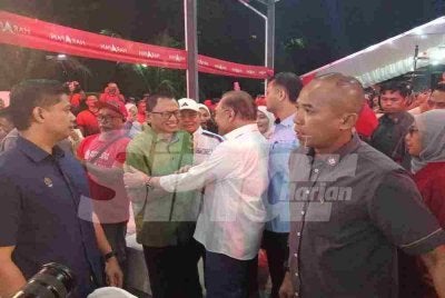Mohd Puad disambut Anwar dengan pelukan ketika menghadiri program Dialog Terbuka Belia di Felda Ulu Tebrau, Johor Bahru.
