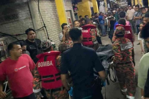 Mayat mangsa dibawa ke Jeti Kampung Batin Seberang Takir, Kuala Nerus oleh pasukan penyelamat.