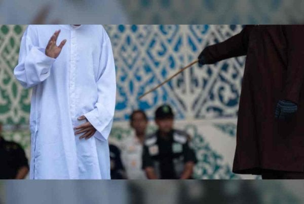 Seorang lelaki menjalani hukuman sebat di khalayak ramai di Banda Aceh, Indonesia pada 2 Julai lalu selepas disabitkan bersalah melanggar undang-undang syariah kerana bercium ketika melakukan siaran langsung di TikTok. Foto AP