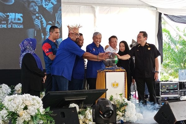 Manndzri (lima dari kanan) dan Ahmad Zahid (empat dari kanan) melancarkan Majlis Perasmian Program RISDA Agromajestic Negeri Johor 2026 di Dataran Kejat, Bandar Tenggara.