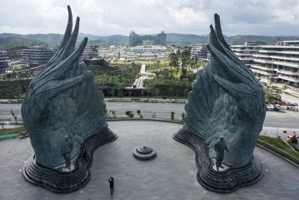 Pemandangan dari udara menunjukkan Taman Kusuma Bangsa di Ibu Kota Nusantara ibu negara baharu Indonesia yang sedang dibangunkan di Kalimantan Timur. - FOTO: AFP