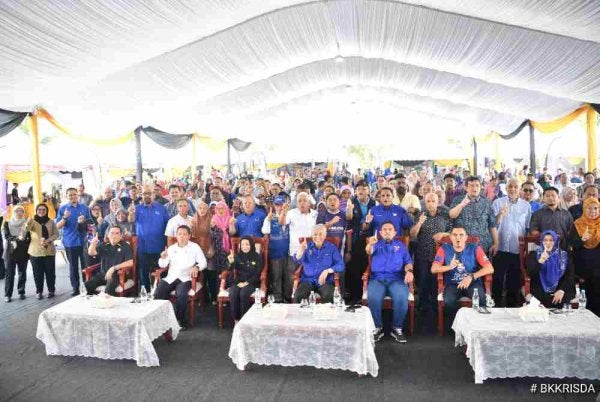 Ahmad Zahid (empat dari kiri), Manndzri (lima dari kiri) bersama tetamu yang hadir pada Majlis Perasmian Program RISDA Agromajestic Negeri Johor 2026 di Dataran Kejat, Bandar Tenggara pada Sabtu.