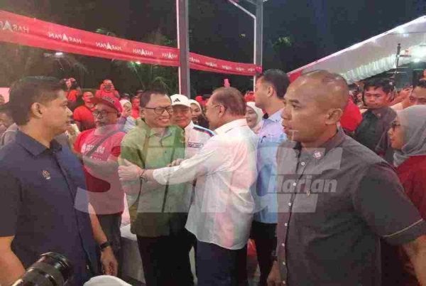 Mohd Puad disambut Anwar dengan pelukan ketika menghadiri program Dialog Terbuka Belia di Felda Ulu Tebrau, Johor Bahru.

