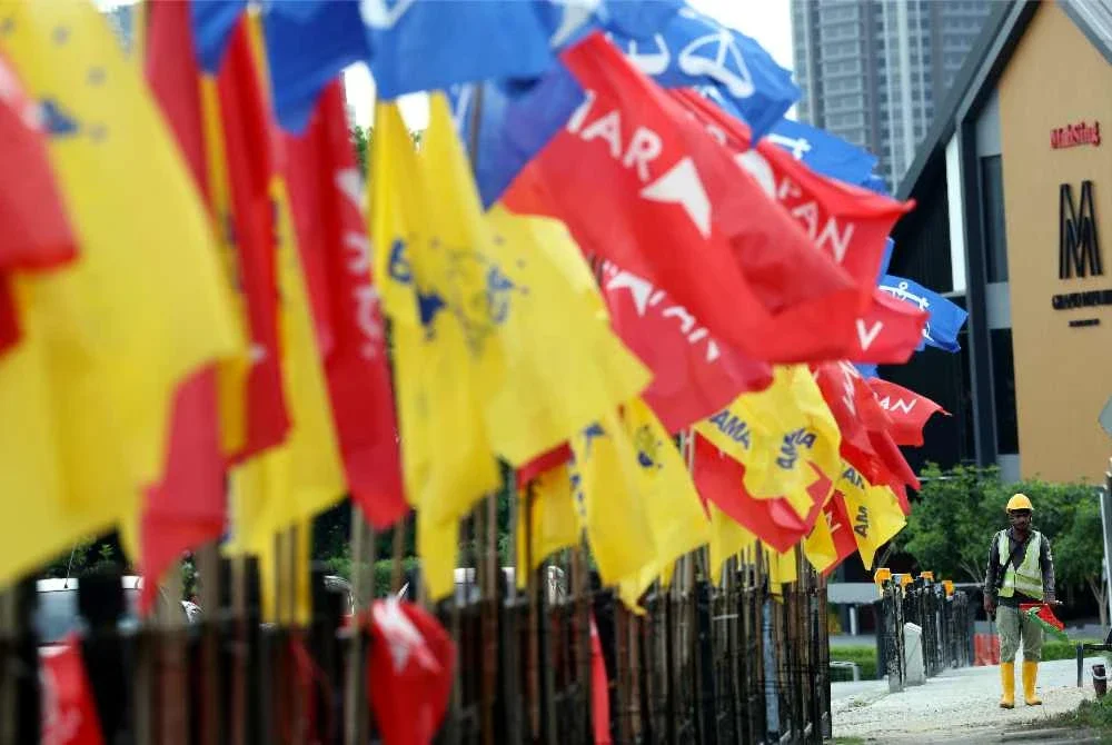 Suasana perang bendera antara parti-parti politik yang bertanding dalam PRN Johor Ke-16. Foto Bernama