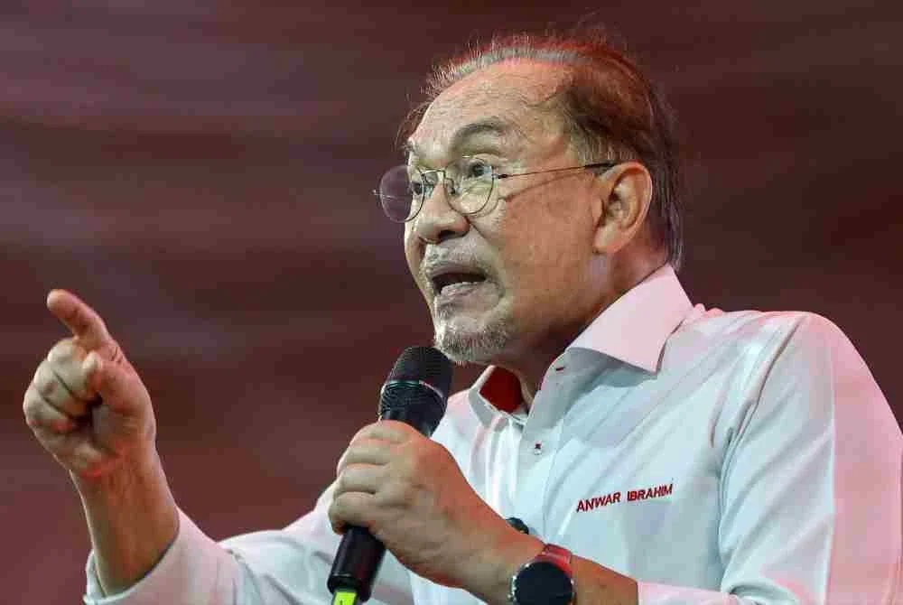 Anwar berucap pada Majlis Malam Anak Muda Kempas sempena kempen PRN Johor ke-16, pada Sabtu. Foto Bernama