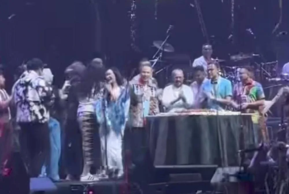 Kejutan hari jadi ke-69 itu menyaksikan ramai artis popular yang hadir menyaksikan konsert tersebut turut diajak naik ke pentas untuk mendendangkan lagu ALLAH Selamatkan Kamu.