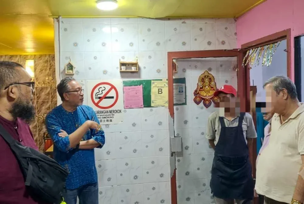 Amiruddin (dua dari kiri) bersama pasukannya pada Jumaat hadir ke premis berkenaan bagi mendapatkan penjelasan terhadap aktiviti tidak bermoral warga asing yang tular di media sosial.