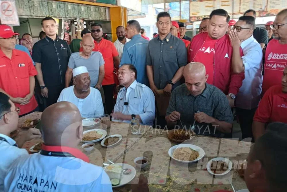 Anwar bersarapan bersama penduduk dan jentera Pakatan Harapan di Warung Pak Din, Kampung Sahri, Simpang Renggam.