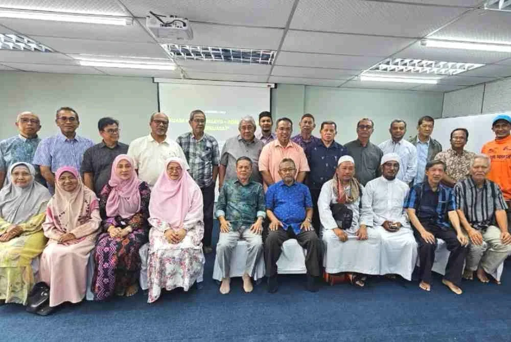 Muda (duduk, lima dari kiri) merakam gambar bersama ahli PMTB yang hadir Mesyuarat Agung Kali Kedua pertubuhan berkenaan di Kuala Terengganu pada Sabtu.