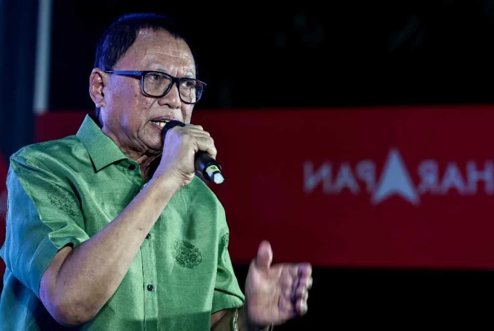 Mohd Puad berucap pada program Dialog Terbuka Belia Johor di Dewan Felda Ulu Tebrau pada Sabtu. Foto Bernama