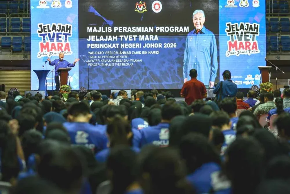 Ahmad Zahid berucap pada Majlis Perasmian Program Jelajah TVET Mara Peringkat Negeri Johor di Kompleks Sukan Educity pada Ahad. Foto Bernama