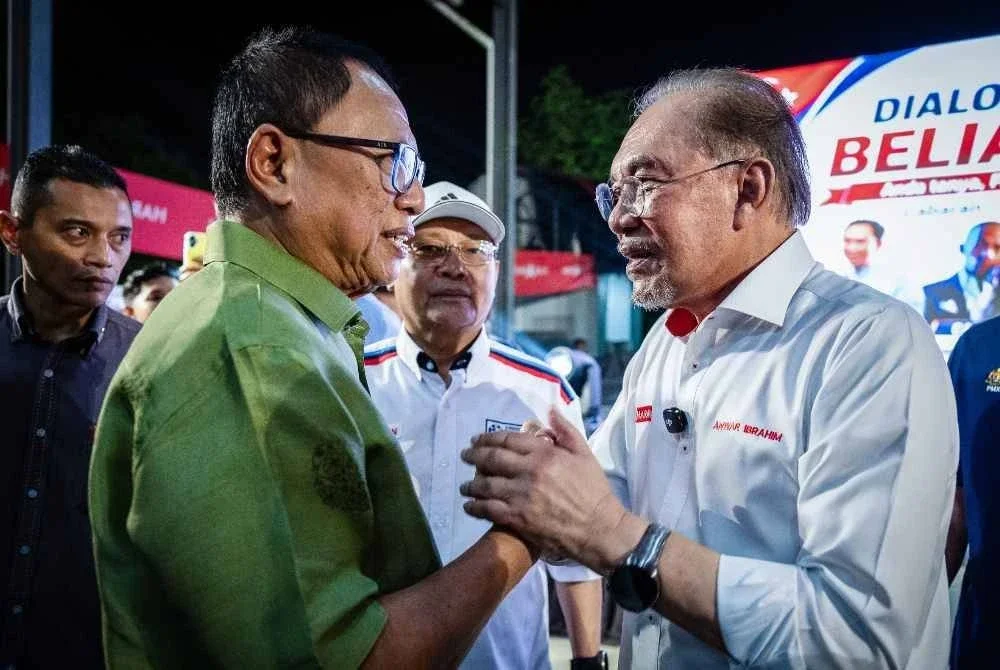 Perdana Menteri merangkap Pengerusi Pakatan Harapan (PH) Datuk Seri Anwar Ibrahim (kanan) bertemu dengan Penyandang kerusi Dewan Undangan Negeri (ADUN) Rengit, Datuk Dr Mohd Puad Zarkashi (kiri) pada program Dialog Terbuka Belia Johor di Dewan Felda Ulu Tebrau di sini pada Sabtu.