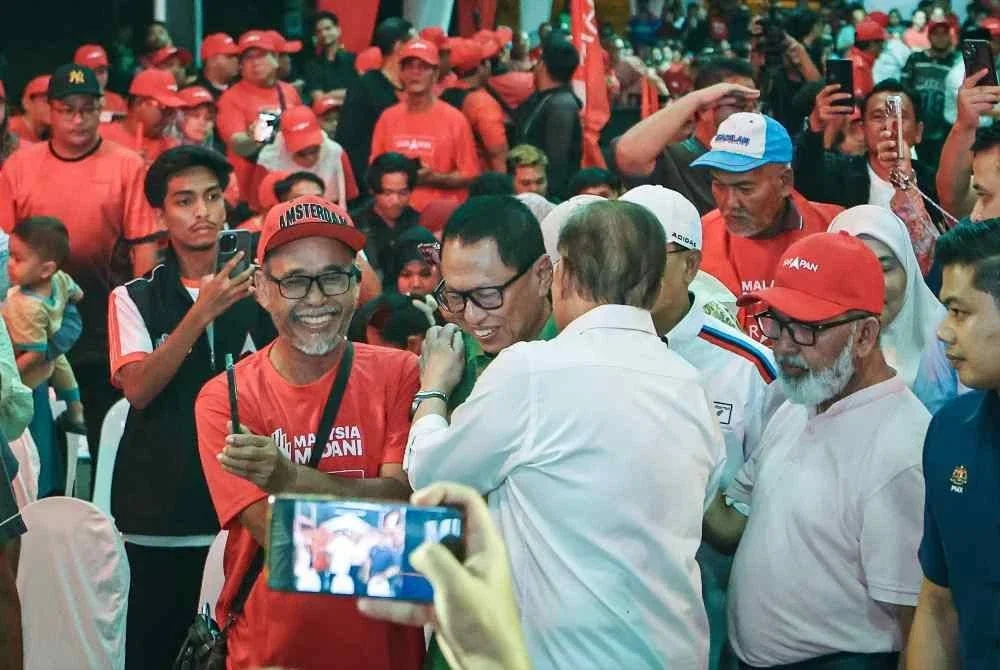 Perdana Menteri merangkap Pengerusi Pakatan Harapan (PH) Datuk Seri Anwar Ibrahim (kanan) bertemu dengan Penyandang kerusi Dewan Undangan Negeri (ADUN) Rengit, Datuk Dr Mohd Puad Zarkashi (kiri) pada program Dialog Terbuka Belia Johor di Dewan Felda Ulu Tebrau di sini pada Sabtu.