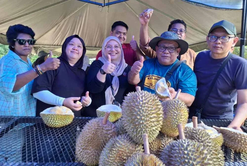 Sebahagian media tempatan yang hadir memeriahkan program Duriotourism MARDI Kuala Kangsar bersama Media di Taman Agroteknologi MARDI Kuala Kangsar pada Ahad.