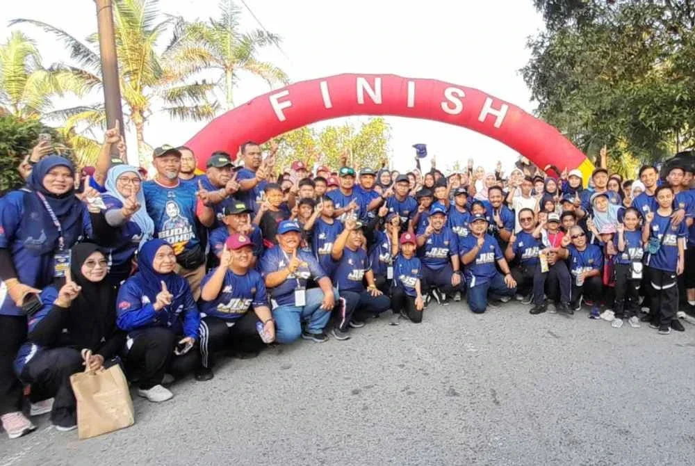 Manndzri (tengah) bersama peserta Program Jalan Untuk Sihat (JUS) Vol. 2 di Dataran Kejat, Bandar Tenggara di Kota Tinggi pada Ahad.