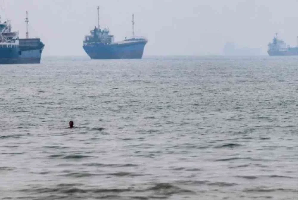 Kapal-kapal belayar melalui Selat Hormuz berhampiran pesisir pantai Bandar Abbas, Iran. Foto: Reuters