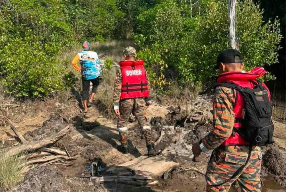 Pasukan bomba menjalankan pencarian di kawasan paya berdasarkan maklumat yang diterima. Foto tular.
