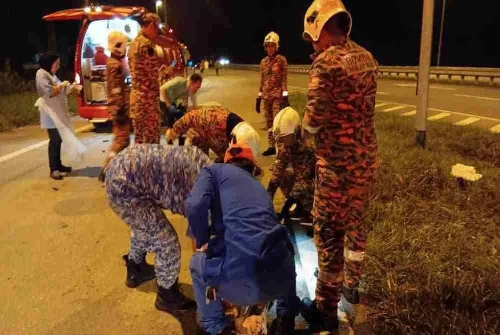 Akibat perlanggaran itu, mereka yang menaiki Toyota Hilux hitam maut di tempat kejadian.