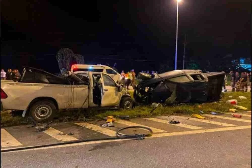 Kemalangan pada kira-kira 9 malam itu melibatkan dua Toyota Hilux.